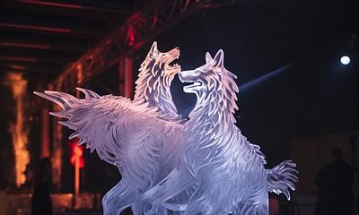 What is the symbolism of wolves in ice sculptures at weddings?